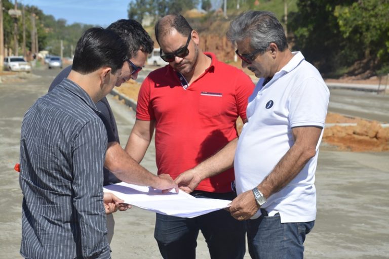 Prefeito de Presidente Kennedy visita obras da Avenida Orestes Baiense