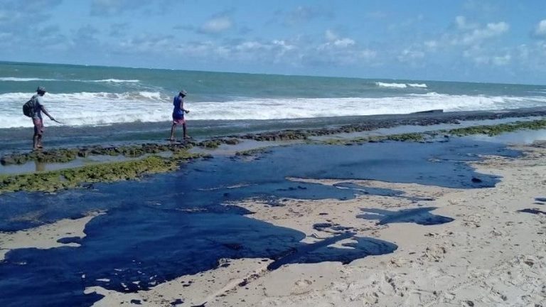 Manchas de óleo que atingem litoral Nordeste podem chegar ao ES