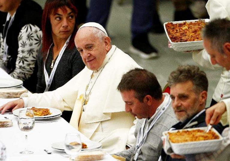 Papa almoça com 1.500 necessitados no Dia Mundial da Pobreza