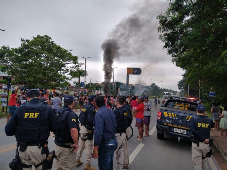 INTERDITADA: Manifestação ocupa as duas pistas e BR-101 continua interditada