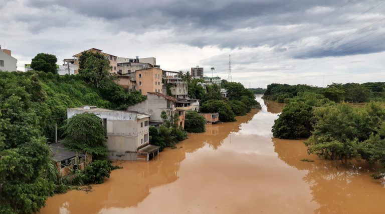 Nível do Rio Doce deve começar a cair nesta quarta-feira