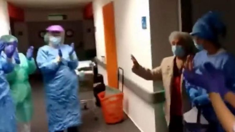 Mulher de 97 anos se recupera da covid-19 e é aplaudida ao deixar hospital