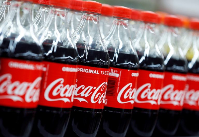 Em campanha antirracista, Coca-Cola suspende anúncios nas redes sociais