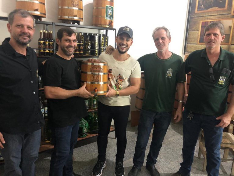 Cantor Alvaro Nobre e Aguardente Casa Velha fecham parceria