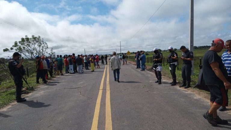 Caminhoneiros protestam e fecham acesso de ponte na divisa do ES com RJ