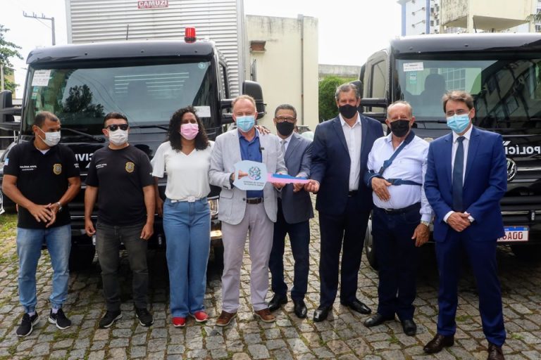 Governador Casagrande entrega 48 novos veículos para a Polícia Civil