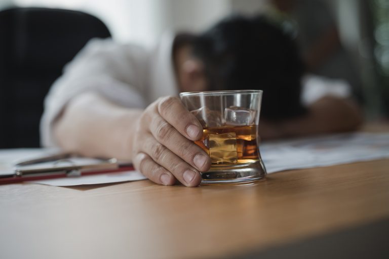 Dia de Combate ao Alcoolismo: 55% da população brasileira têm hábito de beber, mostra pesquisa