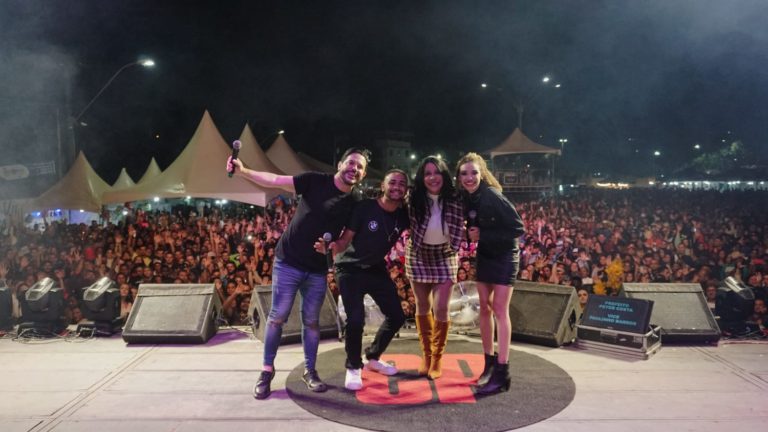 Banda Calcinha Preta divide palco com cantores da região