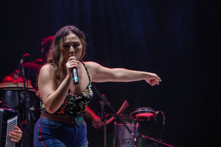 Larah Mendes faz participação especial em Festa de Mimoso e chama atenção do público