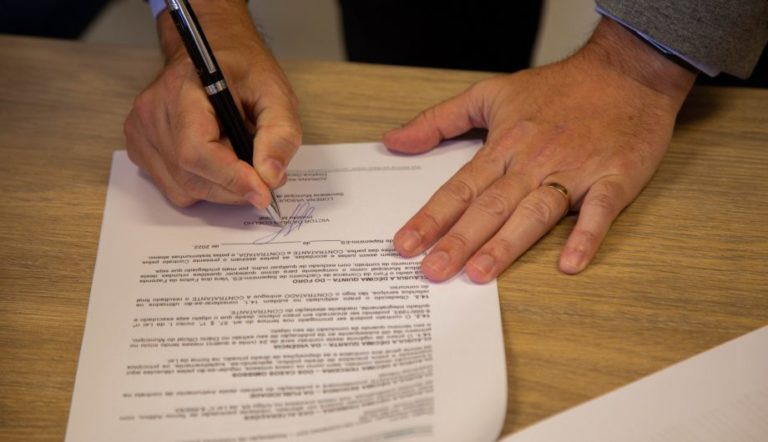 Cachoeiro: Prefeitura assina contrato para realização de concurso público