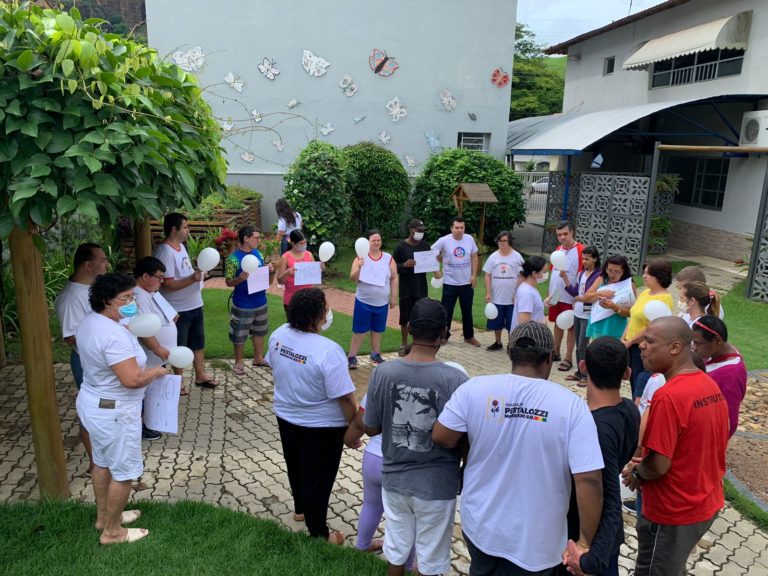 Pestalozzi de Mimoso do Sul faz um minuto de silêncio em homenagem aos alunos e professores de Aracruz