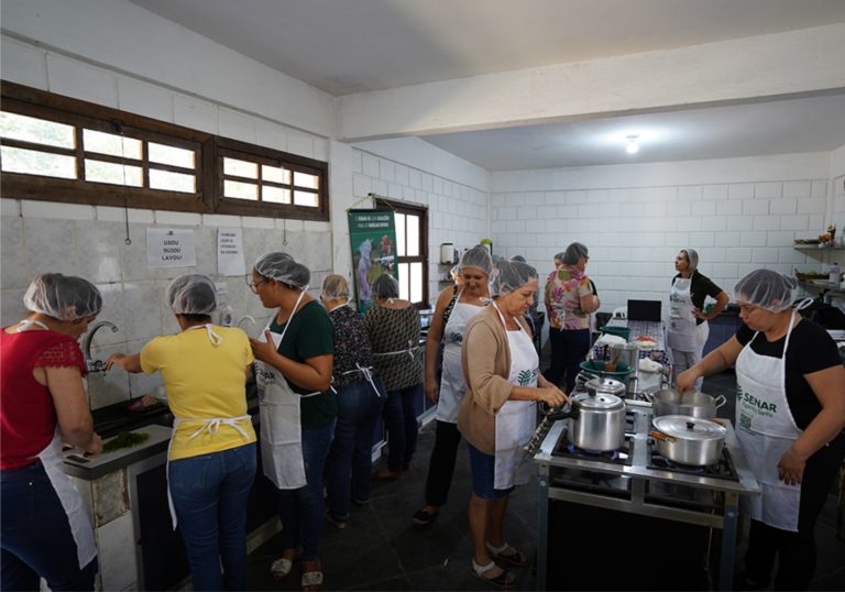 Prefeitura capacita cozinheiras da rede municipal de ensino com o curso de preparação de alimento