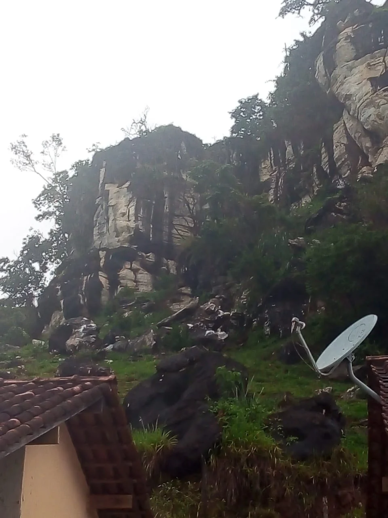 Pedra desliza em Vargem Alta e quatro famílias ficam desalojadas