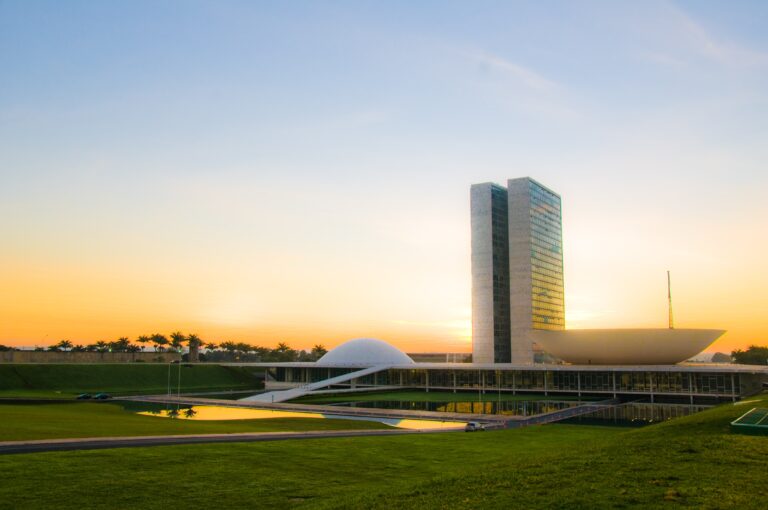Orçamento é aprovado no Congresso com Bolsa de R$ 600 e novo mínimo