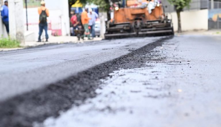 Rua Costa Pereira começa a receber nova camada de asfalto