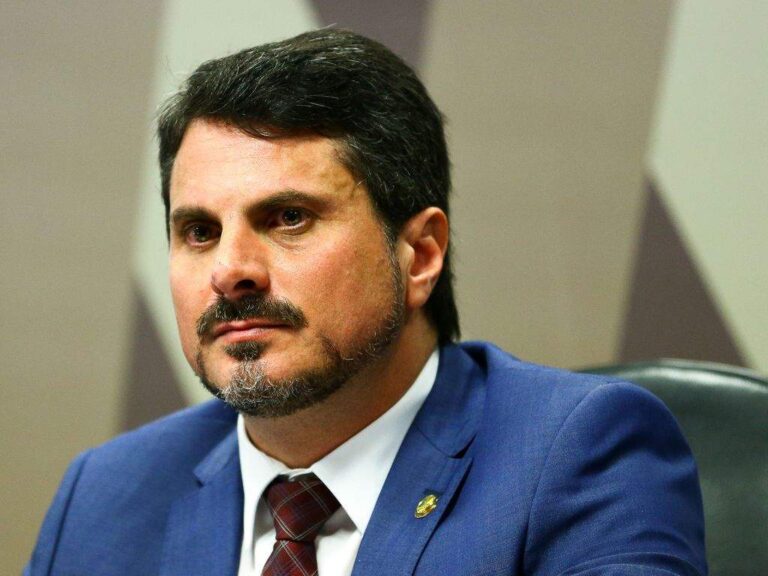 Marcos do Val diz que Bolsonaro pressionou por golpe e que vai renunciar