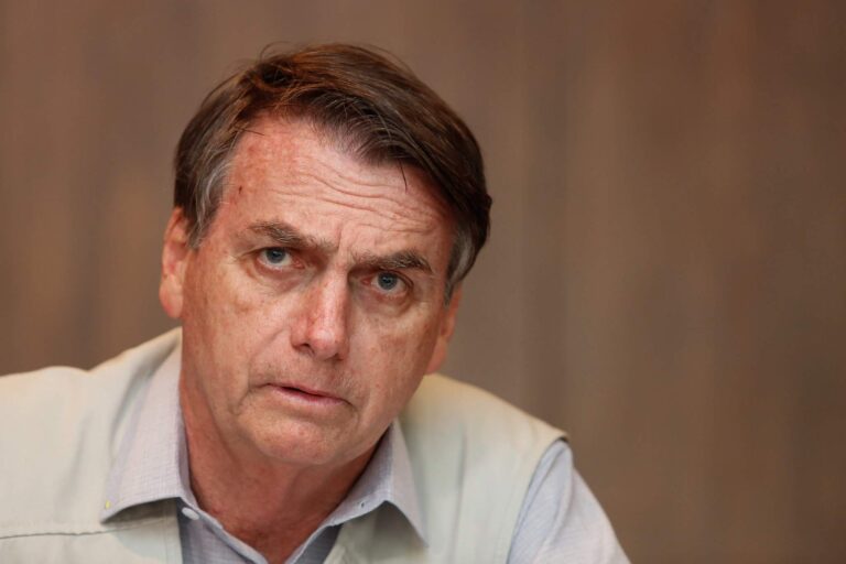 Bolsonaro recebeu 3º conjunto de joias com Rolex de diamantes e levou com ele