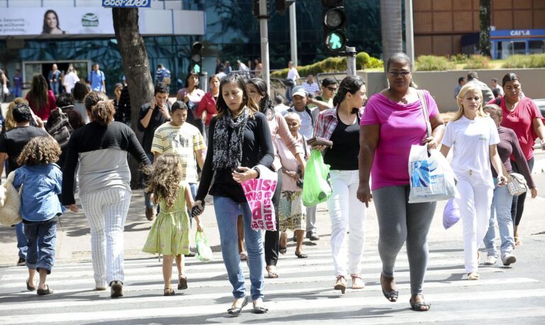 Taxa de desemprego cai para 7,8% em agosto, revela IBGE e Brasil tem o menor índice desde Fev/15
