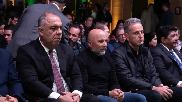 Reuniões e conversas dão respaldo a jogadores do Flamengo e sobrevida a Sampaoli