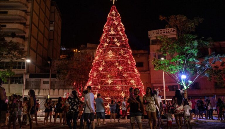 Decoração de Natal Ilumina a Praça de Fátima em Cachoeiro: Uma Celebração para Toda a Família