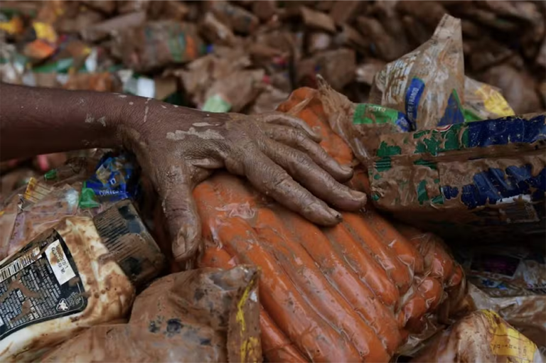 Moradores procuram alimentos em meio à sujeira de lama causada pela chuva no Sul do ES