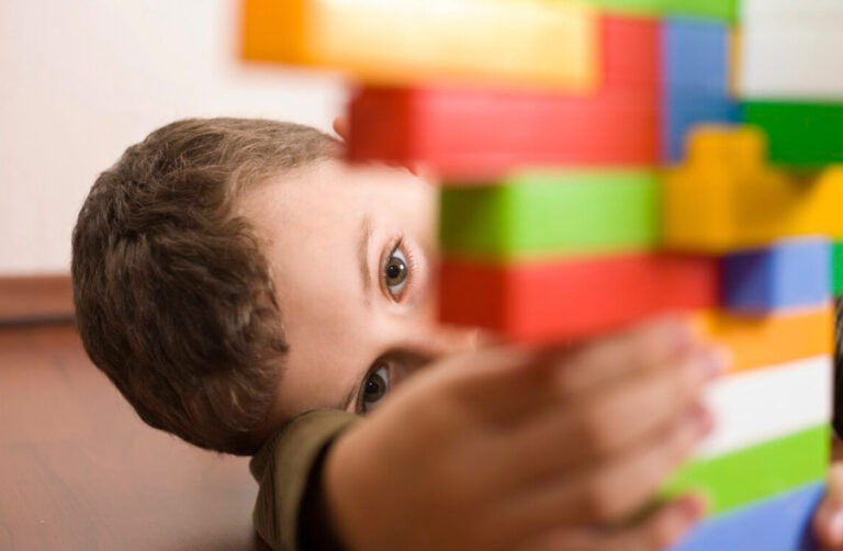 Cientistas descobrem por que autismo é mais frequente em meninos