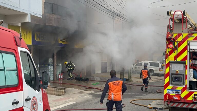 Incêndio atinge loja no Centro de Vargem Alta e interdita trânsito na cidade