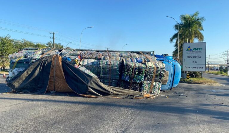 Caminhão tomba e interdita pista central da BR-101 na Serra